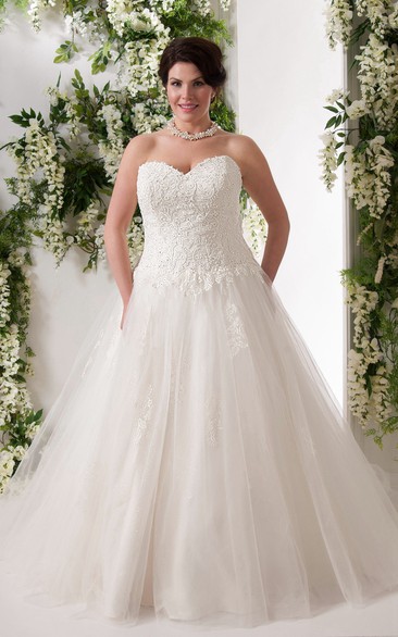 Sweetheart A-line Tulle Ball Gown Appliqued plus size wedding dress With Corset Back