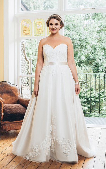 Sweetheart A-line Appliqued plus size wedding dress