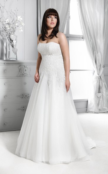 Strapless A-line Pleated plus size wedding dress With Appliqued And Sweep Train
