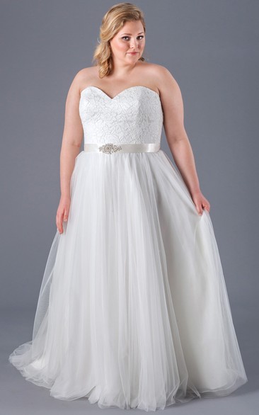 Sweetheart plus size Tulle Wedding Dress With Appliqued top