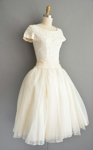 Short Sleeve Scoop-neck A-line short Wedding Dress With Zipper And Lace top
