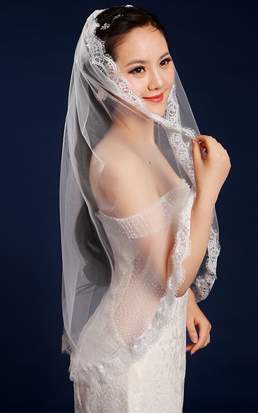 Simple Style Fingertip Short Tulle Wedding Veil with Lace Edge