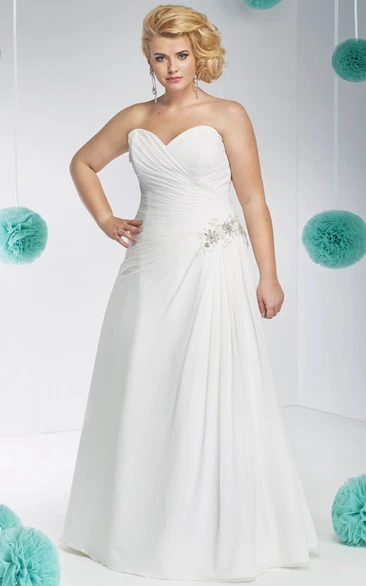 Sweetheart Chiffon side-ruched plus size wedding dress With Beading