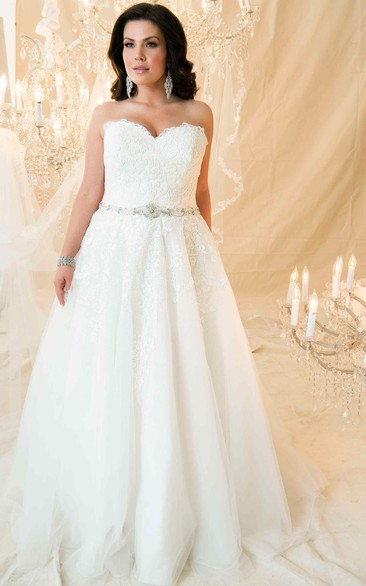 Sweetheart A-line Lace plus size Wedding Dress With Appliques And Court Train