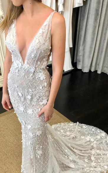 Plunged Sexy Sleeveless Beaded Applique Luxury Wedding Dress with Court Train