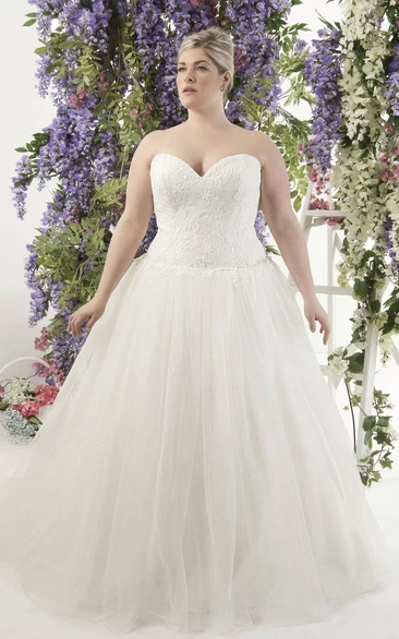Sweetheart A-line Tulle Ball Gown plus size wedding dress With Corset Back