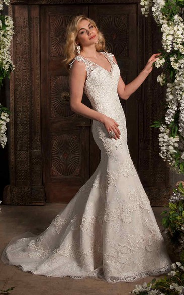 Mermaid/Trumpet V-neck Sleeveless Floor-length Lace Wedding Dress with Illusion and Appliques