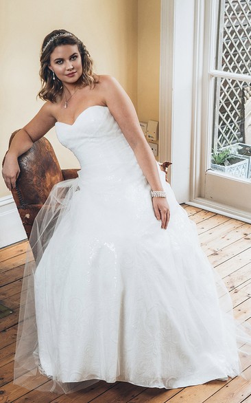 Sweetheart Lace Floor-length plus size wedding dress With Tulle Overlay