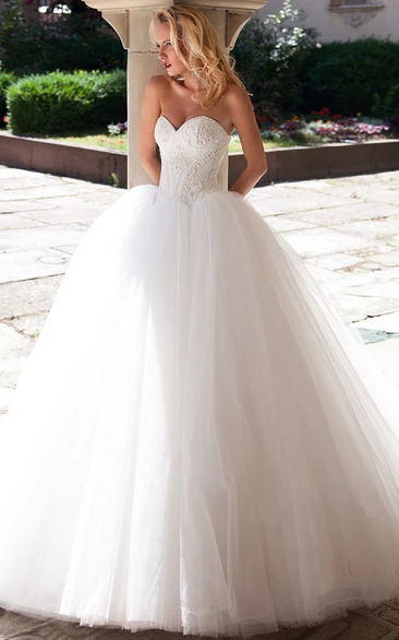 Sweetheart Tulle Ball Gown Wedding Dress With jewels