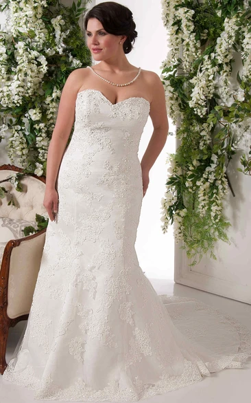 Sweetheart Appliqued plus size wedding dress With Court Train And Corset Back