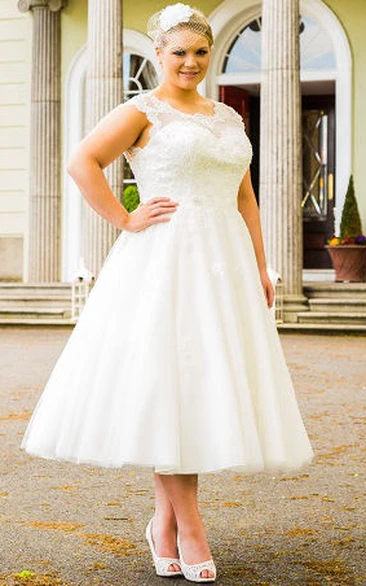 Scoop-neck Tea-length plus size wedding dress With Appliques And Corset Back