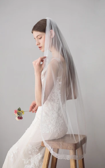 Single Tier Tulle Fingertip Veil with Lace Trim