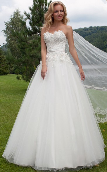 A-line Sweetheart Tulle Wedding Dress With Flowers And Appliques