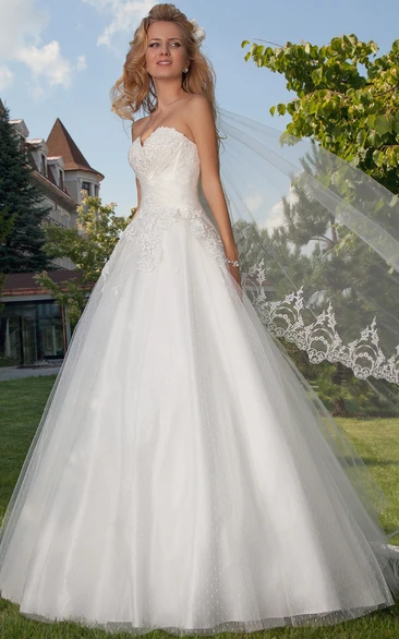 Ball Gown Sweetheart Sleeveless Floor-length Tulle Wedding Dress with Lace-up and Appliques