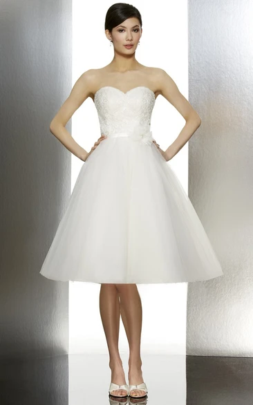 Sweetheart Knee-length short A-line Dress With Flower And Appliques