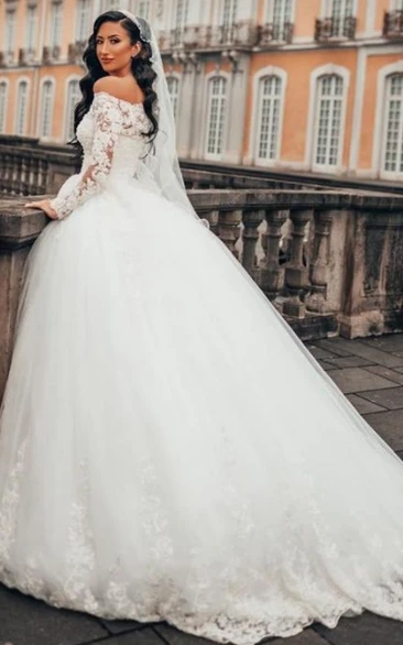 Long Sleeved Off-the-shoulder Ball Gown Tulle Wedding Dress with Appliques