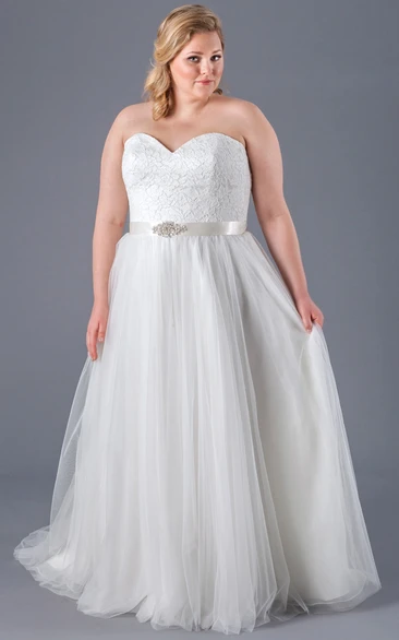 Sweetheart plus size Tulle Wedding Dress With Appliqued top