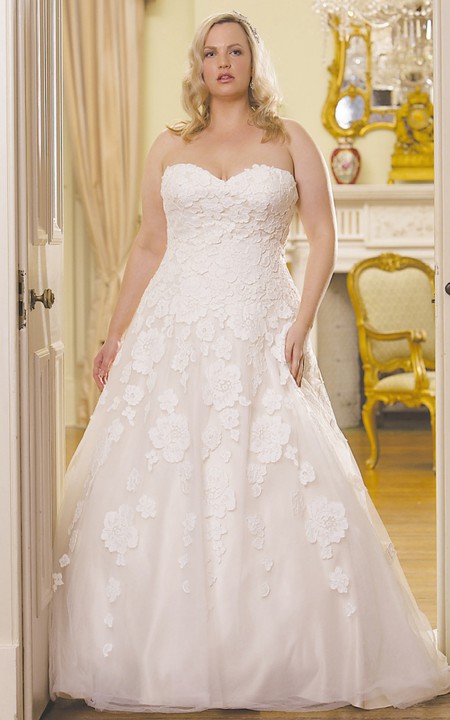 Sweetheart A-line Lace Appliqued Tulle plus size wedding dress
