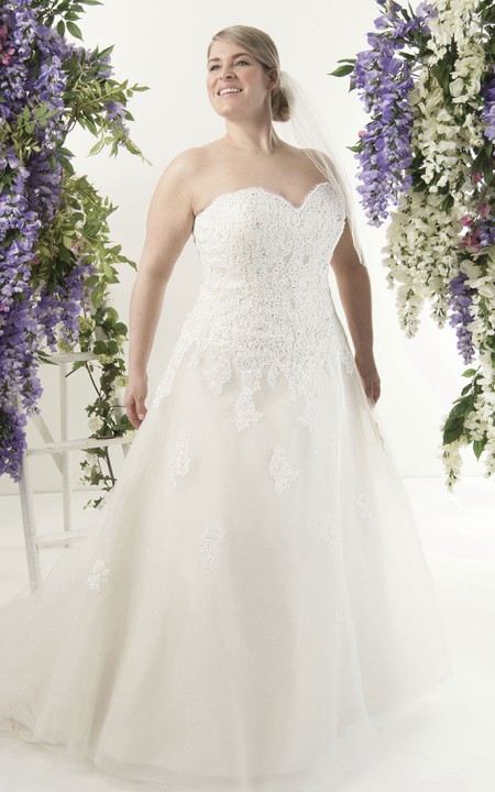 Sweetheart A-line Lace Appliqued Wedding Dress With Court Train And lace up