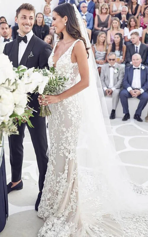 Sexy Plunged Sleeveless Sheath Lace Applique Outdoor Wedding Dress