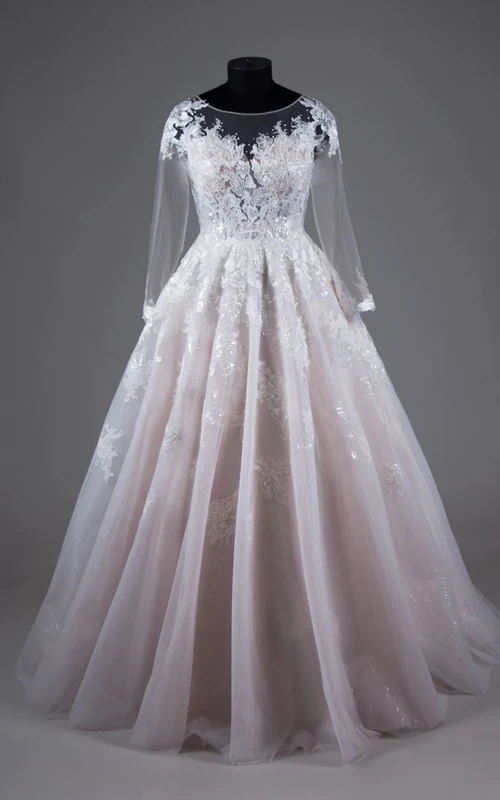 Vestido de novia de talla grande con escote redondo, mangas largas y efecto ruborizado, estilo princesa, con pliegues.