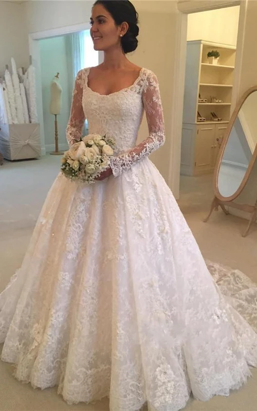 Elegante vestido de novia de encaje de manga larga estilo princesa con cola catedral.
