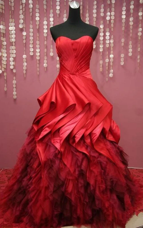 Robe de bal longue en dentelle et tulle, décolleté en cœur, évasée, plis froncés et laçage