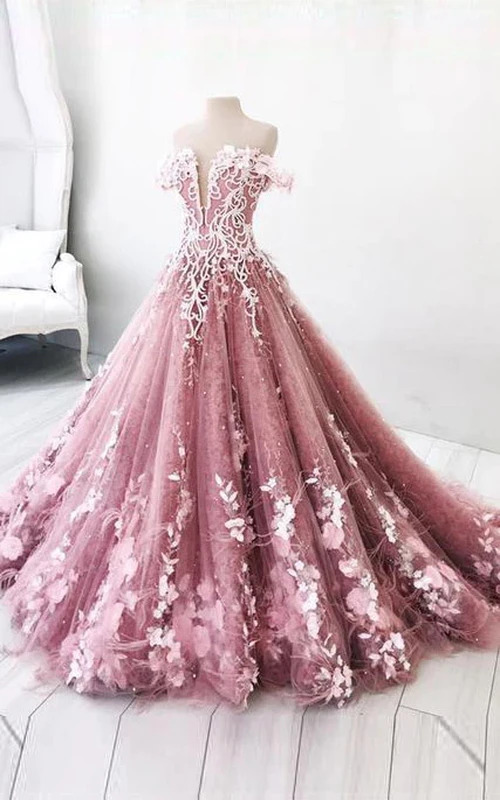 Robe de bal de quinceañera rose poudré, décolleté plongeant, épaules dénudées et volants, longueur thé.
