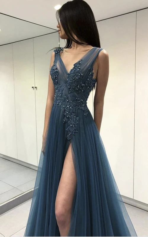 Robe longue élégante fendue sur le devant, à col en V, ornée d'appliques et de perles.