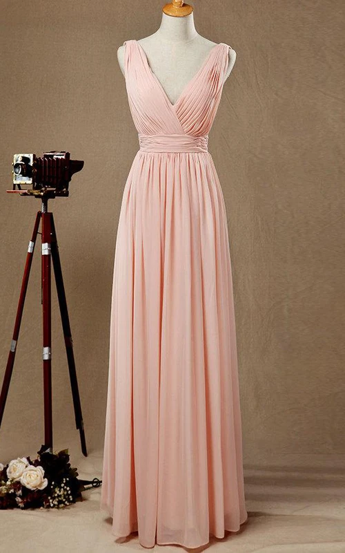 Robe longue en mousseline sans manches à décolleté plongeant et plis