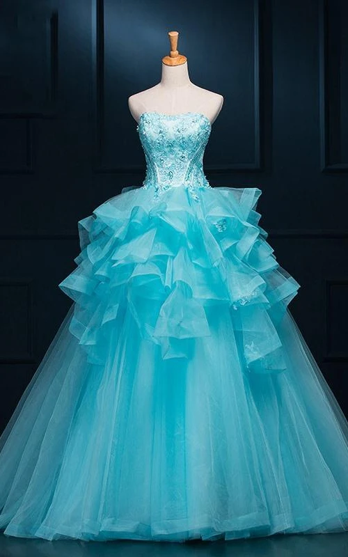 Robe de bal sans manches à bretelles longues en tulle et volants appliqués, ornée de clochettes.