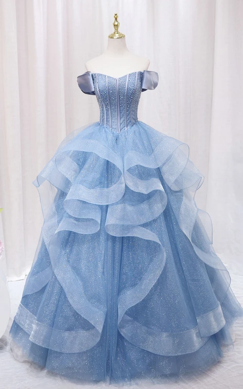 Robe de bal romantique en organza à épaules dénudées, ornée de volants et de perles