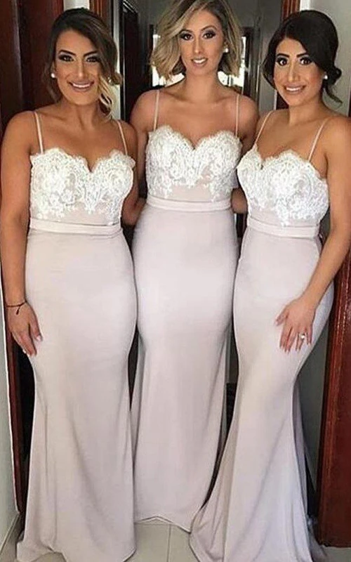 Robe de demoiselle d'honneur longue sans manches en taffetas à bretelles spaghetti et décolleté cœur, ornée de dentelle.