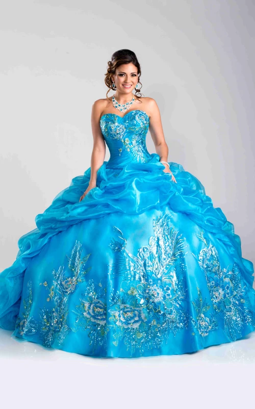 Robe de bal pittoresque ornée de sequins et décolleté en cœur