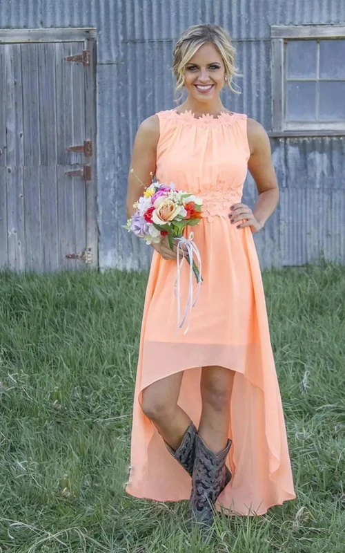 Robe de demoiselle d'honneur trapèze sans manches en mousseline de soie à ourlet asymétrique et décolleté en V plongeant, fermeture éclair et dos nu.