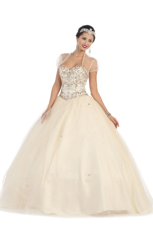 Robe de bal longue ornée de bijoux, bustier cœur, en satin et tulle, lacée, sans bretelles, avec cape et décolleté en cœur.