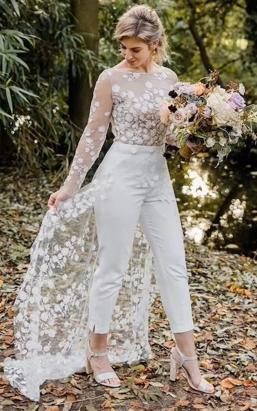Traje de pantalón de boda estilo bohemio con escote barco, manga larga, falda y espalda en V profunda.