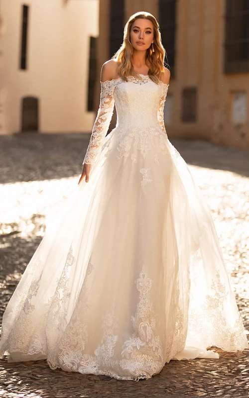 Vestido de novia bohemio de corte A con escote Bardot, cola de corte princesa y apliques.