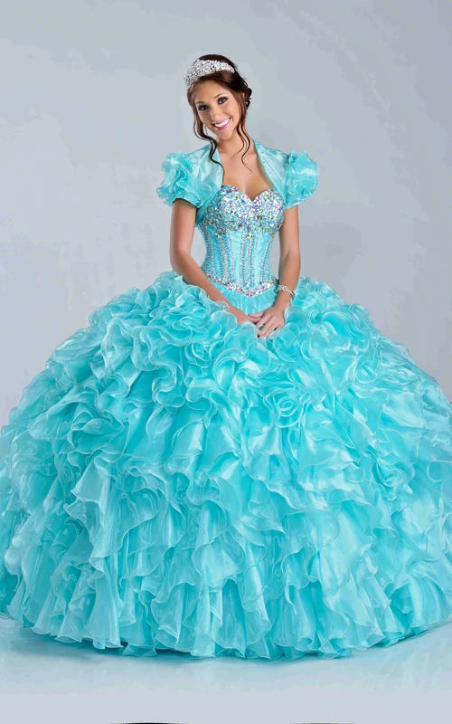 Robe de bal à volants, dos nu en cœur et laçage, jupe cascade et jupe longue.