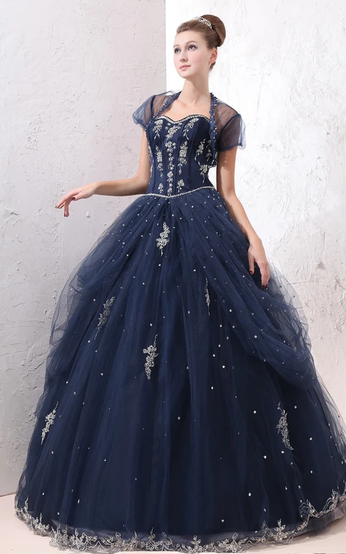 Robe de bal exquise en tulle et dentelle, coupe trapèze, ornée d'appliqués de dentelle.