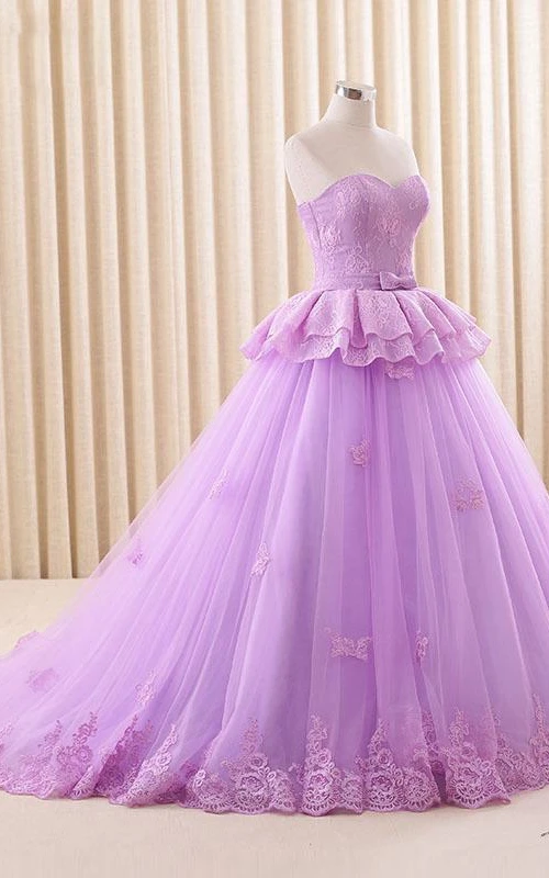 Robe longue en tulle à bustier cœur, décolleté en A, corset et traîne, en satin et dentelle.