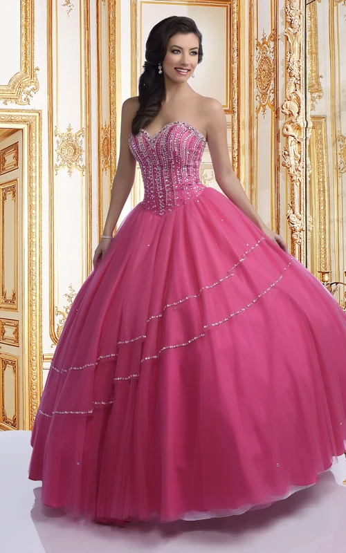 Robe de bal bustier asymétrique en tulle ornée de perles et décolleté en cœur