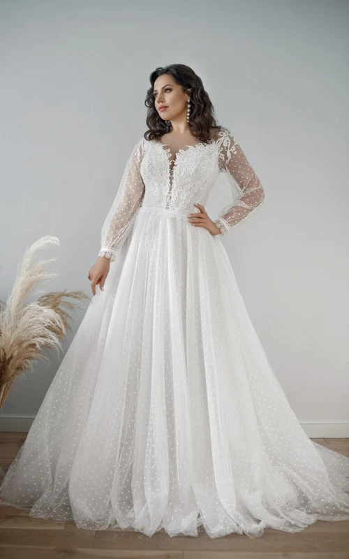 Vestido de novia de talla grande con escote en V, manga larga y encaje, tul y efecto ilusión.