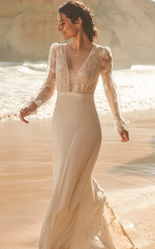 Vestido de novia de gasa estilo imperio con mangas largas y efecto ilusión