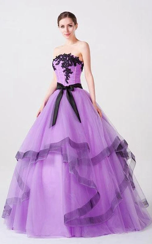 Robe de bal sans manches à bretelles longues en tulle, ornée d'appliqués et de lacets, coupe cloche.