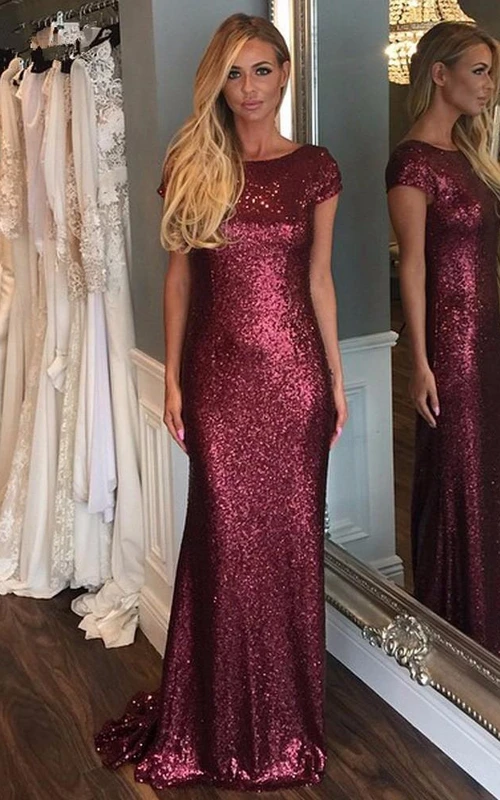 Robe fourreau à sequins avec fermeture éclair et traîne, décolleté rond et traîne.