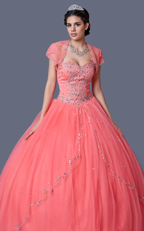 Robe élégante d'inspiration princesse, ornée de perles sur la jupe et le haut sans bretelles.