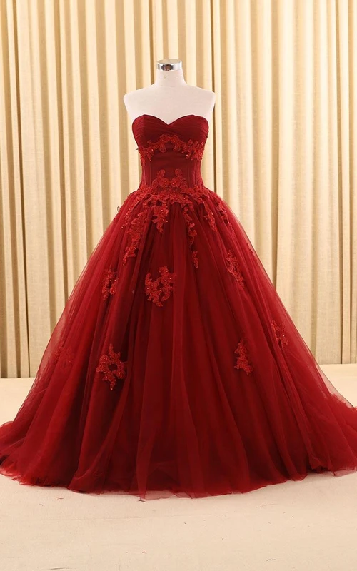 Robe de bal en tulle corset et dentelle à traîne ornée d'appliqués en forme de cœur