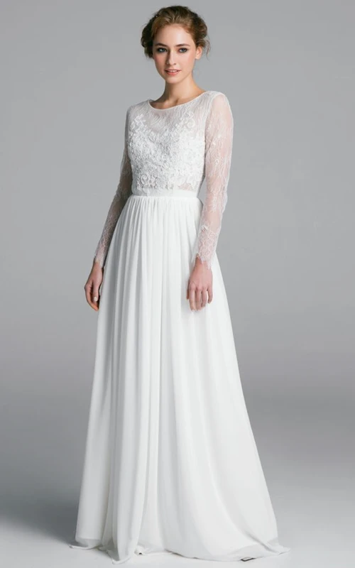 Vestido de novia modesto de gasa y encaje con corte en A y escote barco, con fruncido.