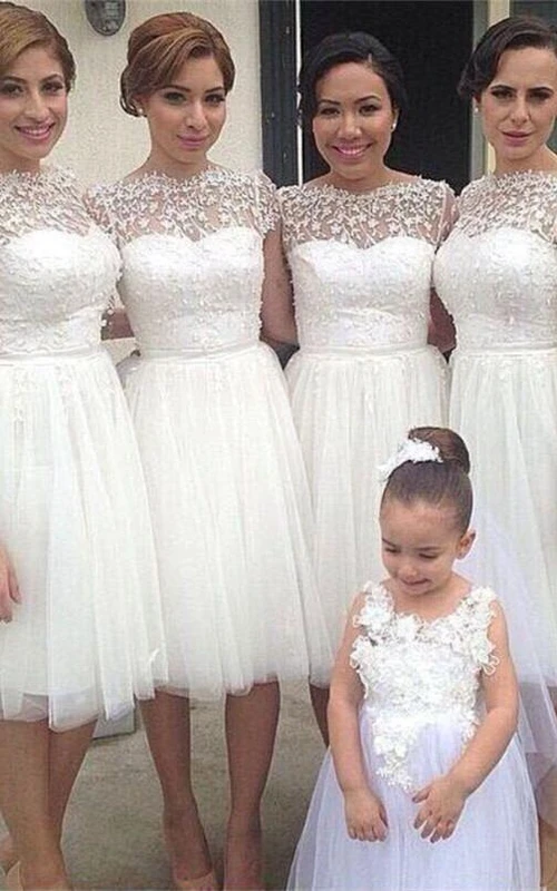 Robe de demoiselle d'honneur romantique en tulle blanc et dentelle à manches courtes